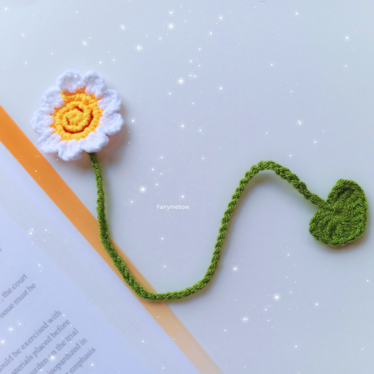 Crochet daisy bookmark